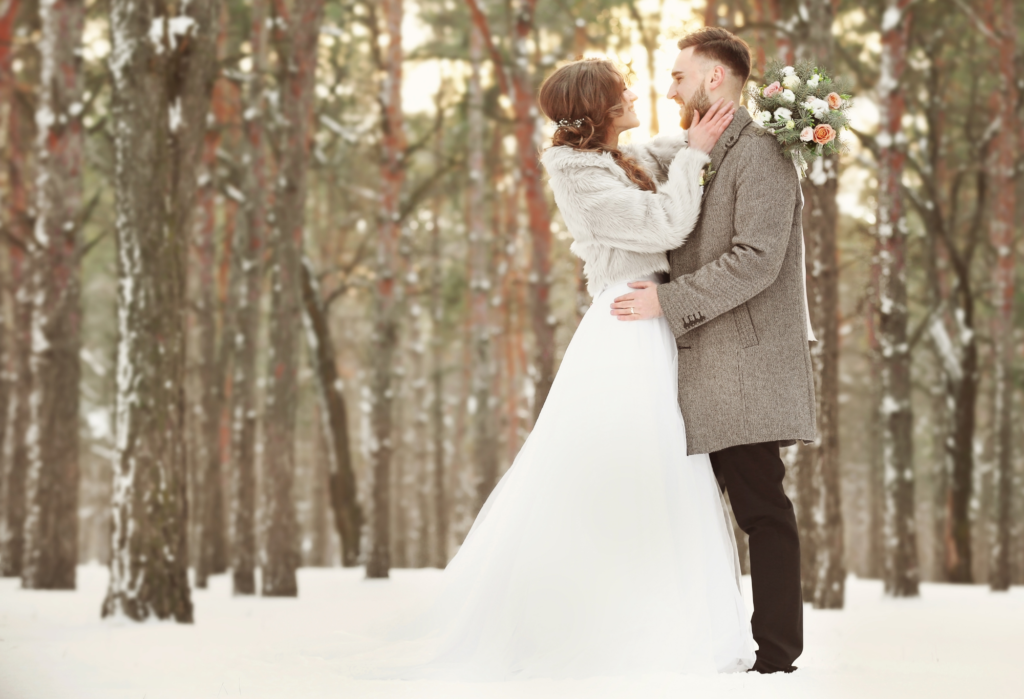 Winterhochzeiten haben einfach etwas Magisches… 

… die bezaubernde Schneelandschaft draussen, die wohlige Atmosphäre bei Kerzenschein drinnen, die festliche Stimmung, und nicht zu vergessen, die einmaligen Dekomöglichkeiten, die es nur im Winter gibt.